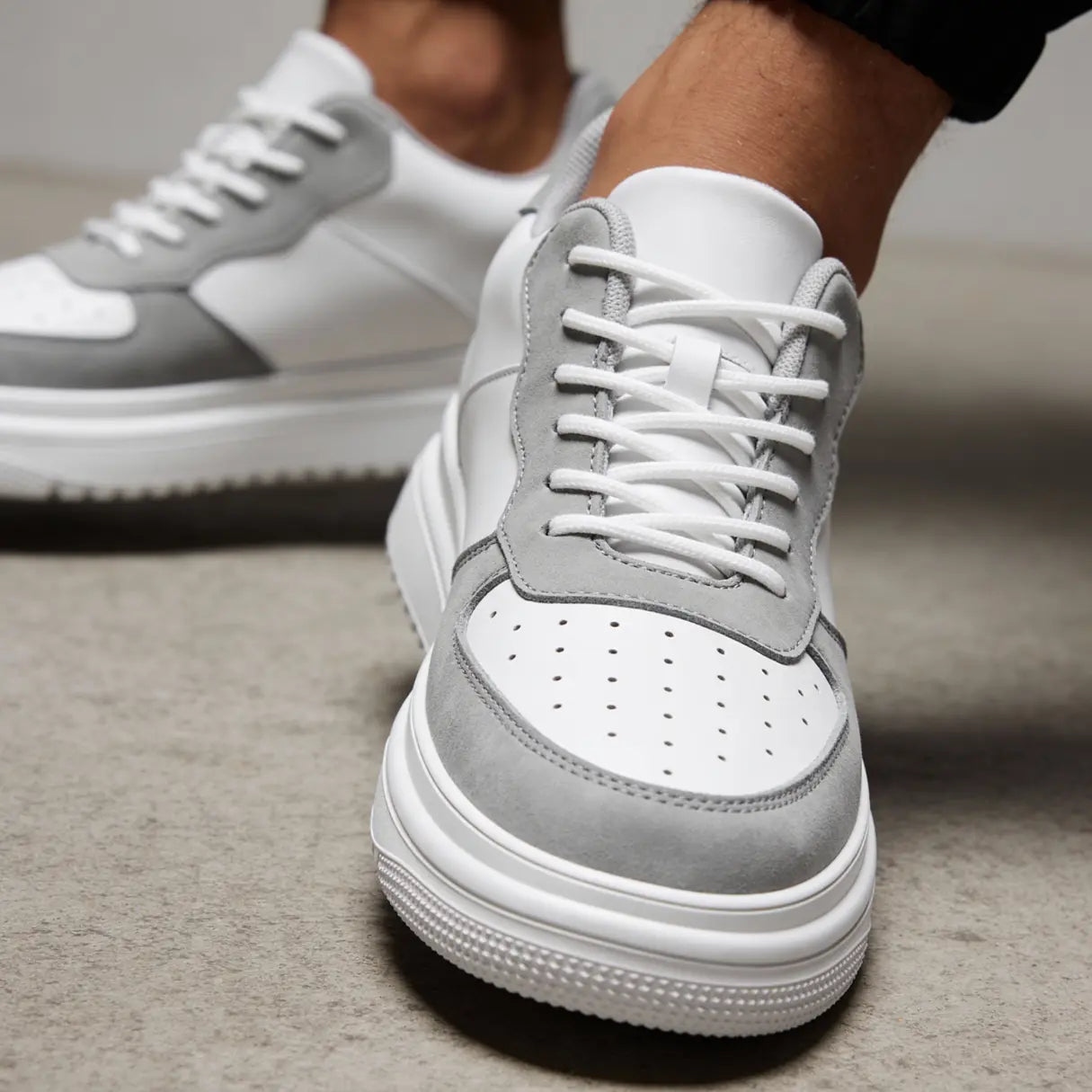 Men Minimalist Lace Up Platform Sneakers With Chunky Contrast Sole And Padded Collar