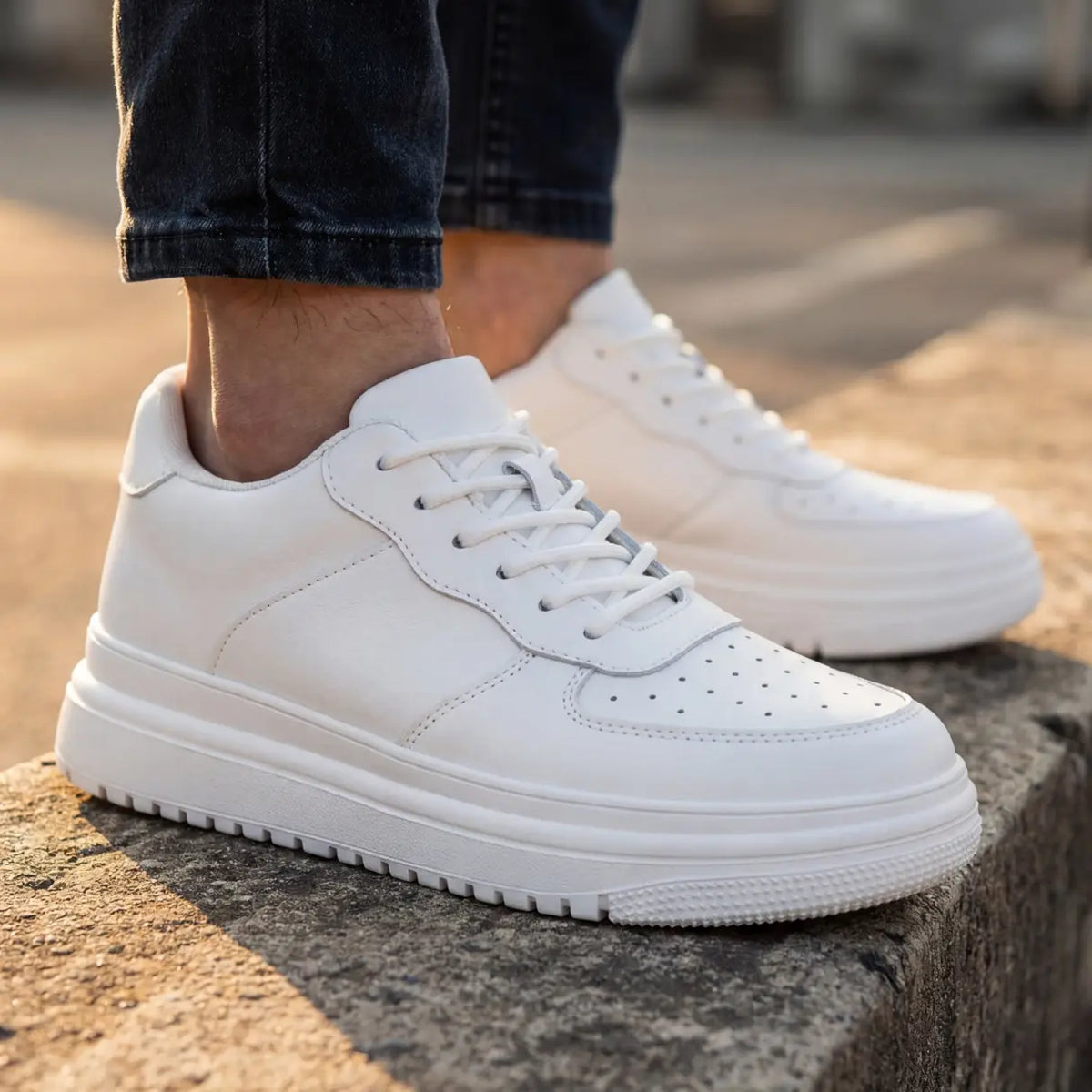 Men Minimalist Lace Up Platform Sneakers With Chunky Contrast Sole And Padded Collar